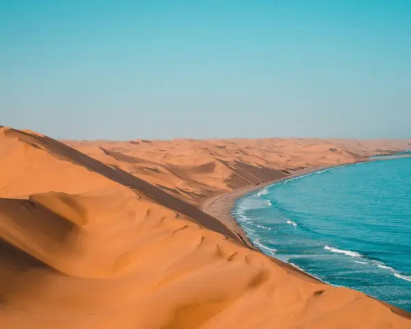 Piasek Namibii spotyka ocean. Niesamowite krajobrazy i ciekawostki o tym miejscu zapierają dech w piersiach.