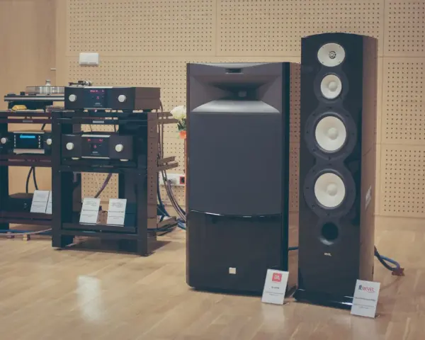 System audio z głośnikami Revel i elektroniką Mark Levinson 5805.