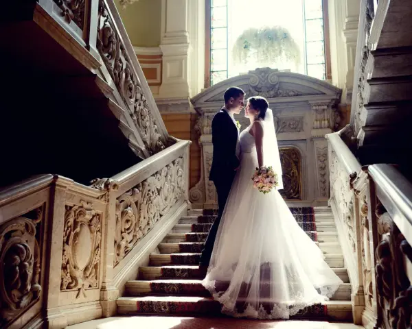 Para Młoda na marmurowych schodach z bogatymi zdobieniami. Idealne miejsce na ślub w Polsce, pełne elegancji i romantyzmu.