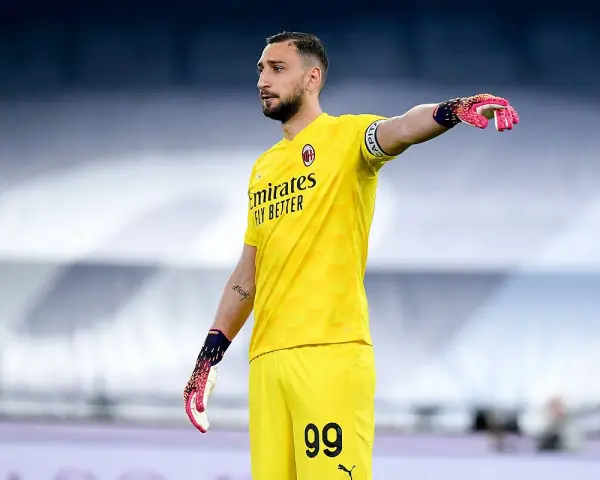 Gianluigi Donnarumma, bramkarz w żółtym stroju z numerem 99, w rękawicach, na boisku. Jego obecne drużyny to PSG i reprezentacja Włoch.