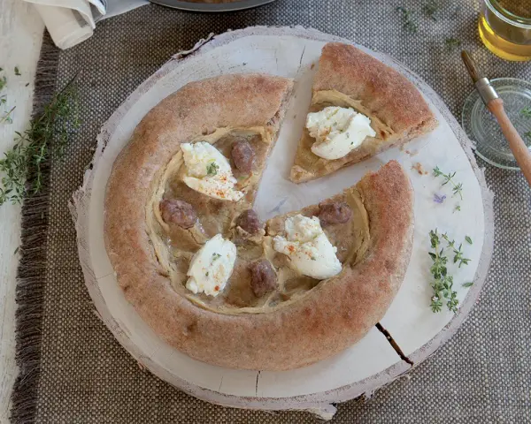 Pizza al padellino con salsiccia e mozzarella, un'esplosione di sapori su una base soffice e croccante.