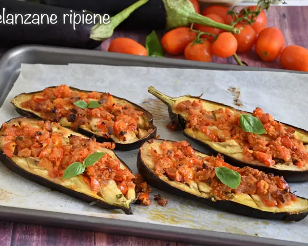 Melanzane ripiene senza carne, un piatto gustoso e colorato, pronte per essere infornate.