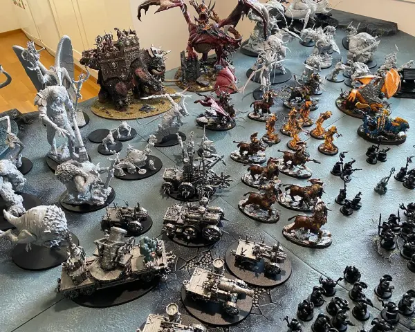 Vasta collezione di miniature per Forge World 40k: demoni, creature mostruose e veicoli da battaglia pronti per la guerra.