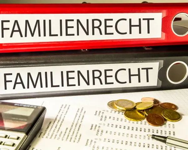 Ordner "Familienrecht" und Dokumente. Der umgangspflicht vater ist hier ein wichtiges Thema.