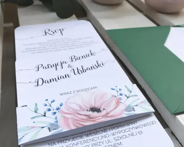 Zaproszenie ślubne Patrycji i Damiana z tekstem "Wraz z rodzicami" i motywem kwiatowym.