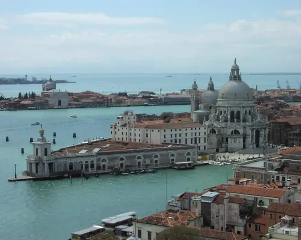 Vista panoramica di Venezia con la Basilica di Santa Maria della Salute e la Dogana da Mar.