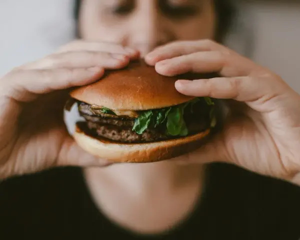 Ile waży burger wołowy? Rozkładamy go na czynniki pierwsze!