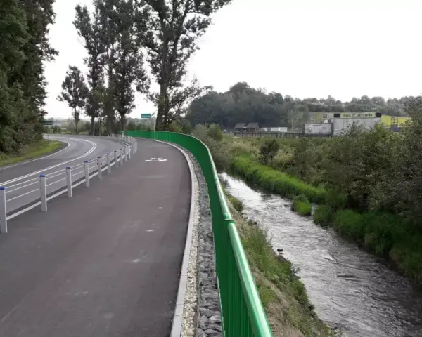 Nowa ścieżka rowerowa wzdłuż rzeki, idealna na przejażdżkę velo rudawa.