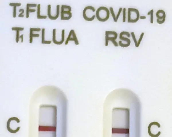 Test combo wyniki: dwa paski kontrolne C i T, wskazujące na obecność COVID-19, grypy i RSV.