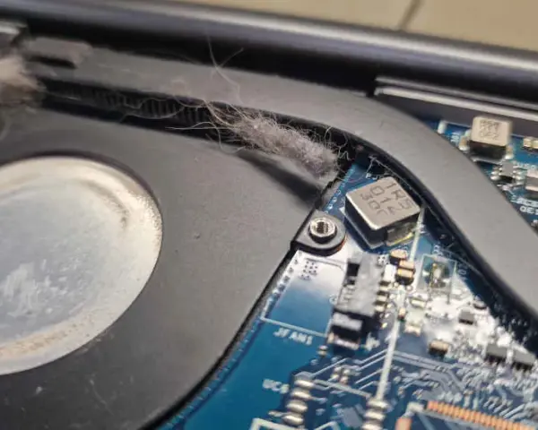 Jak wyczyścić laptopa w środku, aby uniknąć przegrzewania i awarii