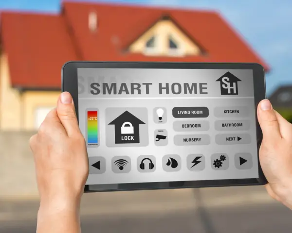 Tablet mit App zur Steuerung des smart home einrichten. Anzeige von Temperatur, Schloss, Licht und Räumen wie Wohnzimmer.