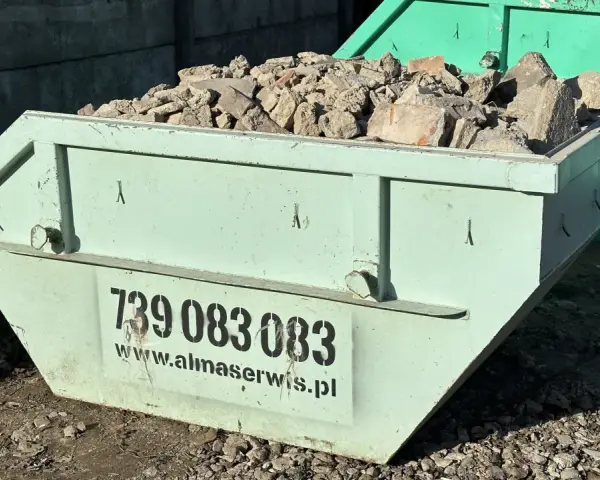 Jasny zielony kontener 5m3 wymiary, wypełniony gruzem. Na boku numer telefonu i adres strony www.