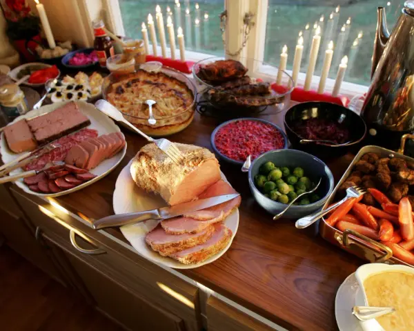 Julmat lista: en buffé med julskinka, köttbullar, prinskorv, leverpastej, sill och Janssons frestelse.