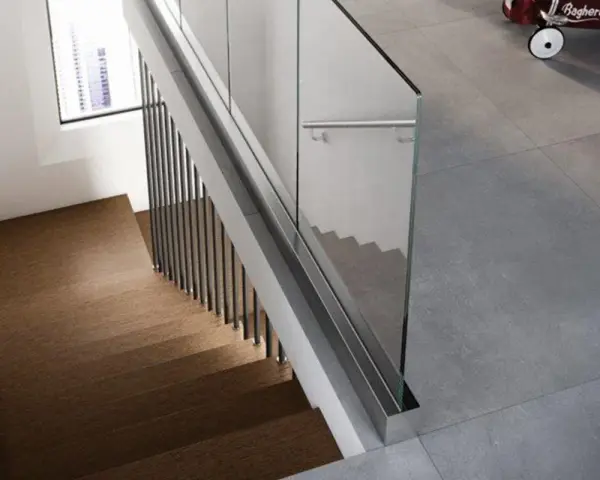 Scale moderne in legno e vetro con corrimano in metallo. Le scale misurano l'eleganza di un design minimalista.