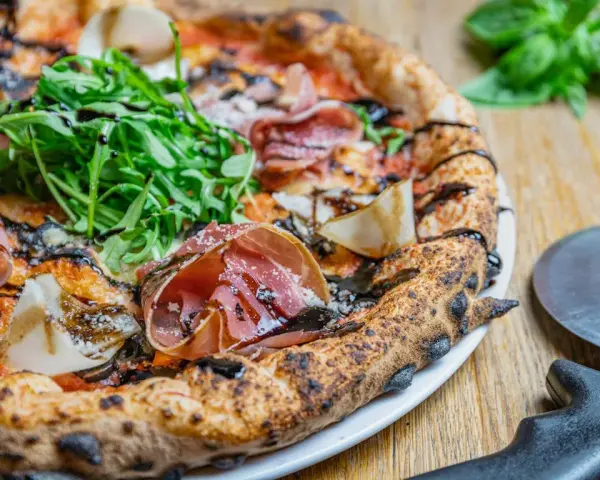 Prawdziwa Pizza Capricciosa: Poznaj skład i sekrety włoskiego smaku