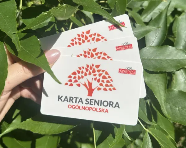 Karta Seniora z symbolem drzewa i napisem "Karta Seniora Ogólnopolska". Wygląda jak ważny dokument dla seniorów.