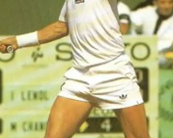 Tenista Ivan Lendl en acción, con su raqueta lista para el golpe.