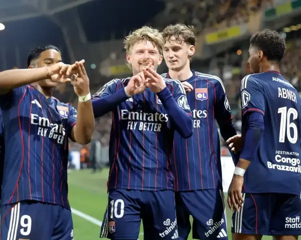 Piłkarze Olympique Lyon świętują zwycięstwo nad OGC Nice. Radość na twarzach zawodników po udanym meczu.