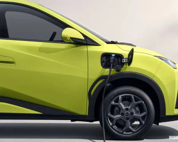 Auto elettrica verde in carica, un passo verso il futuro della mobilità sostenibile in Veneto.