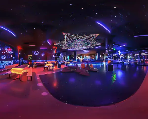 Einzigartige **Schwarzlicht Insel Berlin** mit neonfarbenen Wandmalereien, Sternenhimmel und futuristischer Deko. Perfekt für eine abgefahrene Party.