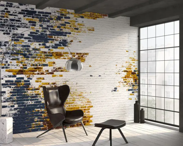 Un muro interno rovinato può diventare un punto focale con un effetto mattoncino bianco sporco e macchie di blu e giallo.