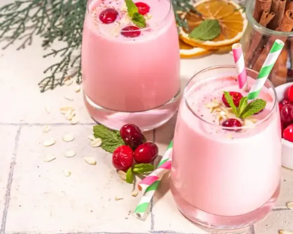 Różowe smoothie z żurawiną i miętą, idealne na zdrowy początek dnia. Dowiedz się, jak zrobić smoothie!