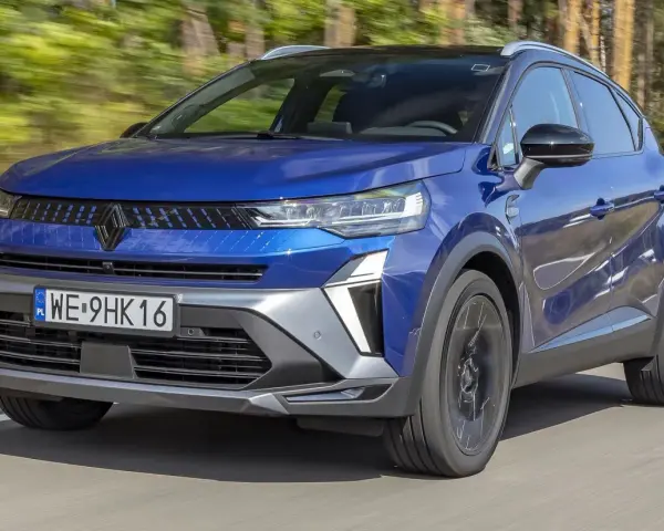 Niebieski Renault Captur w ruchu. Sprawdź aktualną renault captur cena i wybierz swój wymarzony SUV.