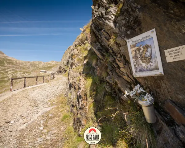 Un ricordo commovente sul passo Gavia, dove un tempo un autocarro precipitò. Un luogo suggestivo per un viaggio in moto.