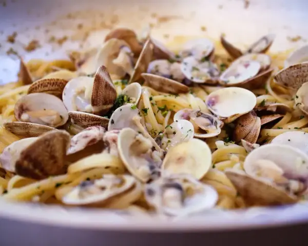 Spaghetti alle vongole cremosi come al ristorante, un piatto ricco di sapore e profumo di mare, pronto per essere gustato.