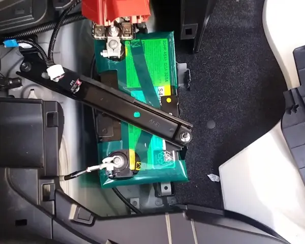 Gdzie jest akumulator w Toyota RAV4 Hybrid? Odkryj jego lokalizację