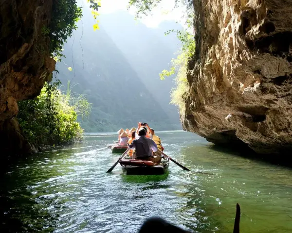 Gita in barca tra le formazioni rocciose del Vietnam. Un'esperienza da non perdere per scoprire cosa vedere in questo paese.