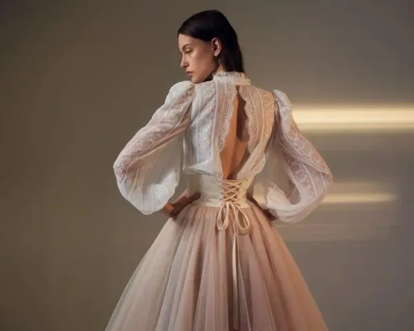 Tiulowa spódnica: Jaka bluzka? Elegancja, luz i rockowy pazur