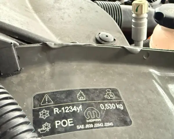 Naklejka pod maską informuje o czynniku klimatyzacji R-1234yf, jego ilości 0,530 kg i oleju POE. Sprawdź czynnik klimatyzacji R1234yf cena.