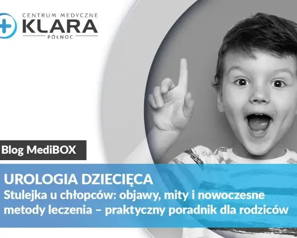 Uśmiechnięty chłopiec z uniesionym palcem, symbolizujący wiedzę o problemie stulejka u dziecka. Poradnik urologii dziecięcej.