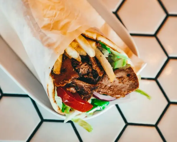 Kebab w bułce: Od 600 do 1500 kcal! Jak wybrać ten lżejszy?