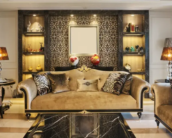 Elegancki salon z kanapą i fotelami, inspirowany stylem art deco w Polsce. Wnętrze zdobią ozdobne wzory i złote detale.