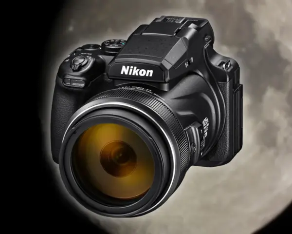 Czarny aparat Nikon Coolpix P1000 z żółtym obiektywem na tle księżyca. Idealny do fotografowania odległych obiektów.