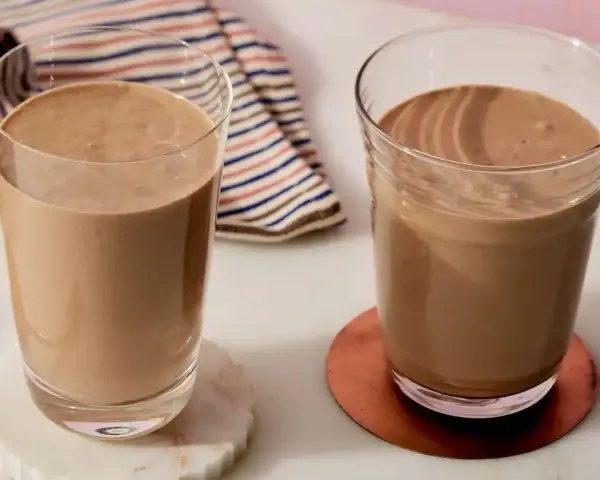 Dwa szklanki pysznego, czekoladowego shake'a proteinowego. Idealny przepis na szybki posiłek lub regenerację po treningu.