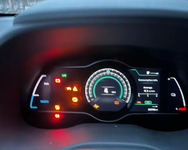 Instrumentpanelen på en Hyundai Kona Electric visar flera varningslampor, vilket indikerar ett problem.