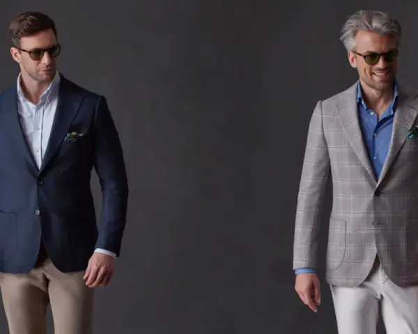 Elegancka stylizacja na chrzciny ze spodniami: granatowa marynarka z beżowymi spodniami lub szara w kratę z białymi.