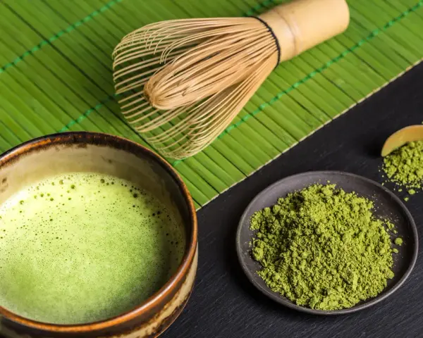 Matcha: co to jest? Właściwości, rodzaje, przygotowanie i zakup