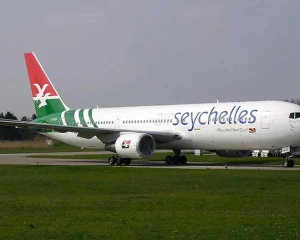 Samolot Air Seychelles na płycie lotniska, gotowy do startu.