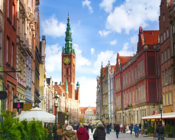 Spacer po Długiej w Gdańsku. Warto zobaczyć Ratusz Głównego Miasta i kolorowe kamienice.