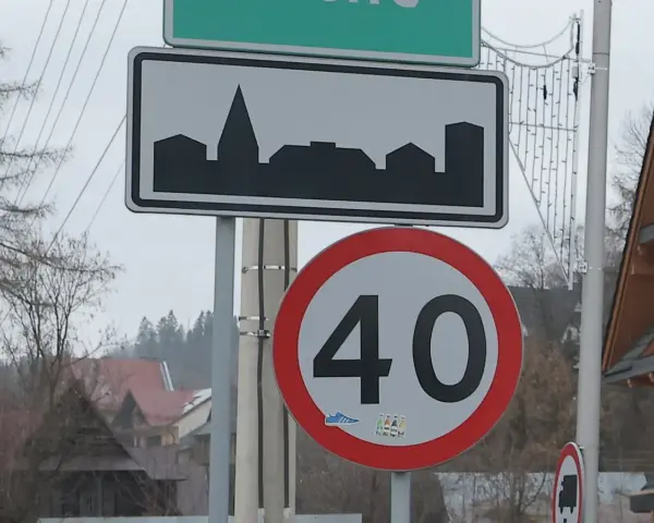 Znak informuje o wjeździe na teren zabudowany. Ograniczenie prędkości do 40 km/h.