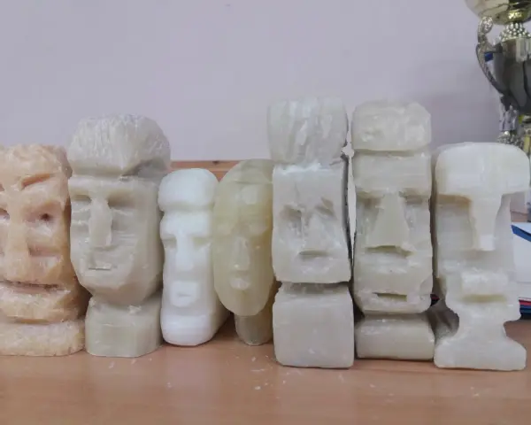 Rząd rzeźbionych w mydle figurek w kształcie głów Moai.