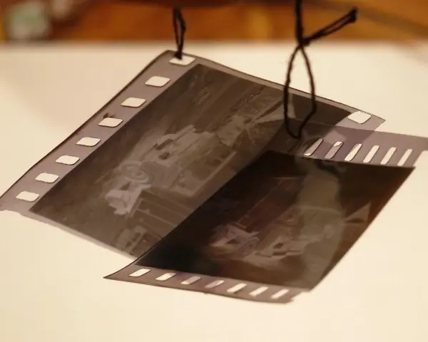 Jak wywołać zdjęcia z kliszy? Lab czy DIY? Poradnik, koszty, proces.