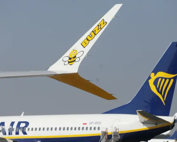 Samolot Buzz z pszczółką i samolot Ryanair. Lot rejsowy a czarterowy - oba lecą.