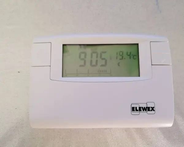 Termostato digitale ELEWEX: mostra 9:05 e 19.4°C. Utile per capire il timer caldaia come funziona e programmare il riscaldamento.