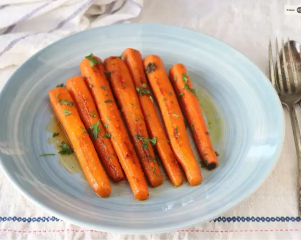 Zanahorias glaseadas con perejil picado, perfectas para tus recetas con zanahoria. Un plato sencillo y delicioso.