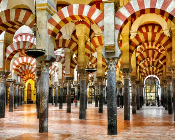Wielokondygnacyjne łuki w Mezquita w Kordobie to obowiązkowy punkt, gdy zastanawiasz się, co zobaczyć w Kordobie.